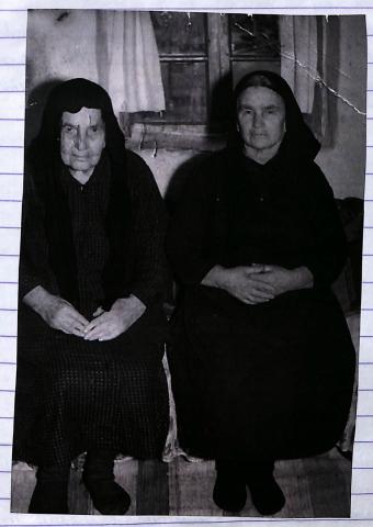 Στη φωτογραφία φαίνονται δύο γιαγιάδες
