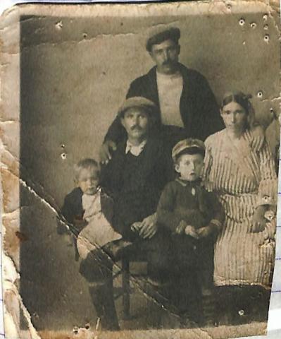 Τα ενδύματα όλης της οικογένειας. Φωτογραφία μιας πενταμελούς οικογένειας(η φωτογραφία φαίνεται κομμένη). Φωτογραφία σε σέπια