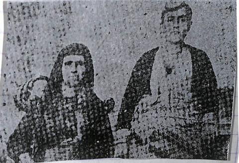 Αρχόντισσα της Τραπεζούντας. Νυμφική αμφίεση. Στην είκονα φαινέται μια γυναίκα καθιστή και μια γυναίκα όρθια με την παραδοσίακη νυφική ποντιακή αμφίεση. Ασπρόμαυρη φωτογραφία