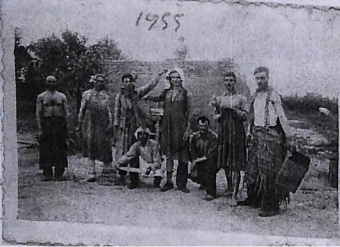Άνδρες ντυμένοι καρναβάλια 1955