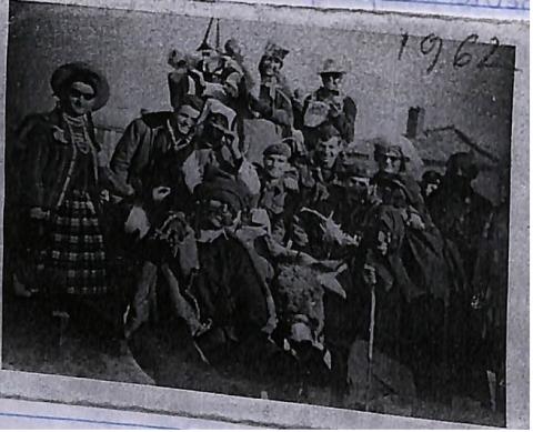 Άνδρες ντυμένοι καρναβάλια 1962