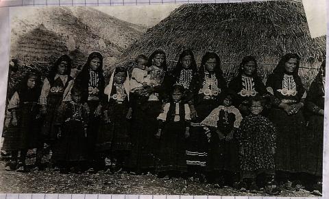 Φωτογραφία του 1922.Ομαδική φωτογραφία γυναικών διαφόρων ηλικιών ντυμένες με την σαρακτσάνικη ενδυμασία.Ασπρόμαυρη φωτογραφία