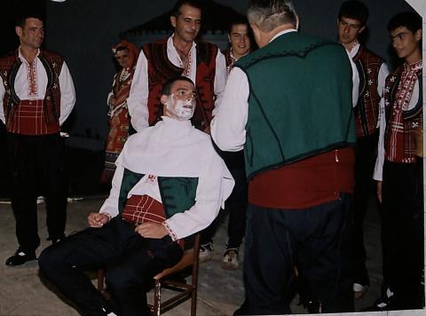 Το ξύρισμα του Μπέη από τους συνοδούς.