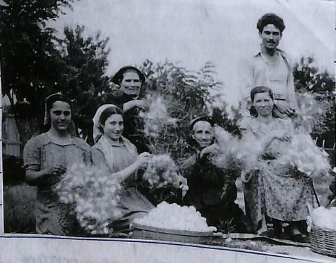Απρόμαυρη φωτογραφία που δείχνει μια οικογένεια.