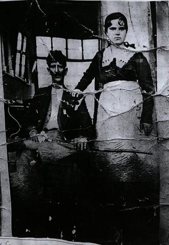 « Φωτογραφία της εποχής όπου διαφαίνονται οι φορεσιές των κατοίκων του χωριού. Εδώ ο πατέρας με την κόρη του » . Στην φωτογραφία ο πατέρας κάθεται ενω η κόρη είναι όρθια και εχει το χέρι της στον ώμο της. Ασπρόμαυρη φωτογραφία
