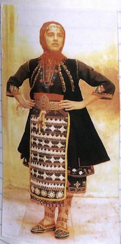 Γυναικεία παραδοσιακή ενδυμασία. Φωτογραφία γυναίκας που φωτογραφίζεται με το παραδοσιακό ένδυμα. Έγχρωμη φωτογραφία