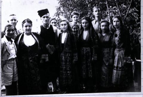 Οι παραδοσιακές φορεσιές της Θάσου αντρική και γυναικεία φορεμένες από τον πολιτιστικό σύλλογο.Στην είκονα υπάρχουν δώδεκα άτομα από τα οποία μόνο τα έξι φορούν την παραδοσίακη ενδυμασία. Οι υπολοίποι φορούν απλά καθημερινά ρούχα. Ασπρόμαυρη φωτογραφία