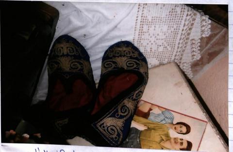 " Υπόδημα ποντιακής στολής " Από το λαογραφικό μουσείο του χωριού. Μαύρα επίπεδα παπούτσια με χρυσοκέντητα σχέδια. Έγχρωμη φωτογραφία