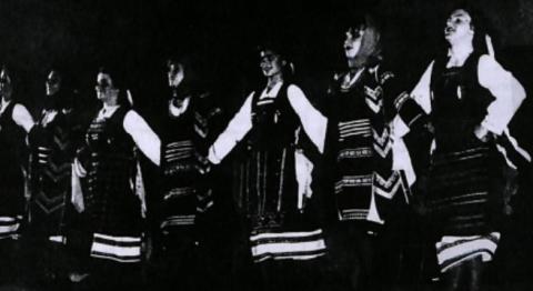 Εικόνα που απεικονίζει ένα Θρακιώτικο τμήμα σε χορευτικές εκδηλώσεις φορώντας την τοπική τους φορεσιά η οποία φαίνεται από την μπροστινή όψη.