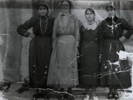 Εικόνα που απεικονίζει τέσσερις κοπέλες με τις τοπικές τους ενδυμασίες και υποδήματα από την μπροστινή όψη.