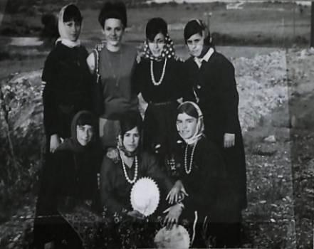 Εικόνα που απεικονίζει τέσσερις κοπέλες με τις τοπικές τους ενδυμασίες από την μπροστινή όψη.