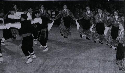 Ασπρόμαυρη φωτογραφία χορευτικού συλλόγου με παραδοσιακές τοπικές ενδυμασίες.