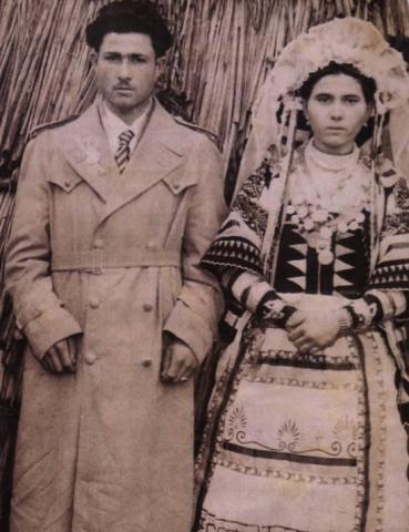 Ασπρόμαυρη φωτογραφία που απεικονίζει έναν άντρα και μία γυναίκα με τη νυφική τους ενδυμασία από την μπροστινή όψη. Απόστολος Δαλακούρας και Μαρία Βρύζα, 1957 Αγριανή.