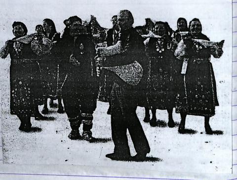 οι κάτοικοι του χωριού λεν τα κάλαντα στον δρόμο
