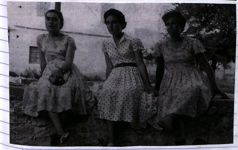 Φωτογραφίες γυναικών σε νεαρή ηλικία από όπου μπορούμε να διακρίνουμε την ενδυμασία τους