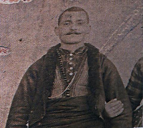 Ανδρική φορεσιά όπου διακρίνονται τα μεταξωτά κουμπιά στο γιλέκι που κουμπώνουν με θηλύκια και το μιντάν με τη γούνινη επένδυση.