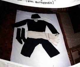 Αντρική Ενδυμασία. Παραδοσιακή ανδρική φορεσιά με μαύρο παντελόνι πουκάμισο κάλτσες και καπέλο, επίσης υπάρχει και λευκό ζωνάρι.